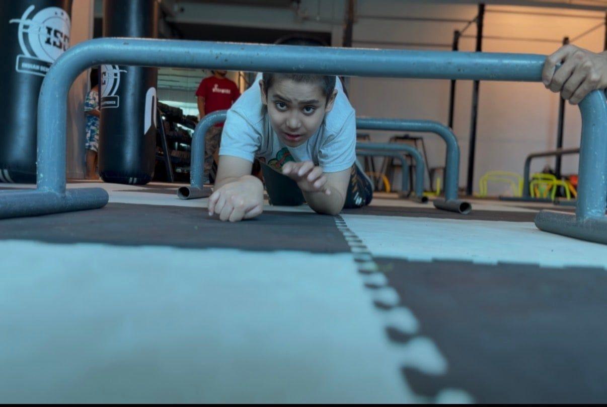 A child training on the gym equipment